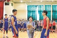 張校長微笑開球新生盃 籃排球賽拚冠