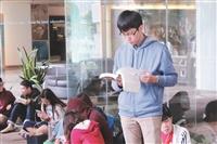 四拼期中 圖書館大排長龍