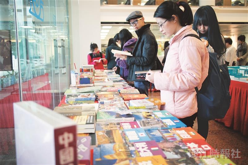 張校長體驗智慧預約書購書趣