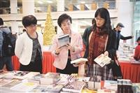 張校長體驗智慧預約書購書趣