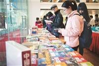 張校長體驗智慧預約書購書趣