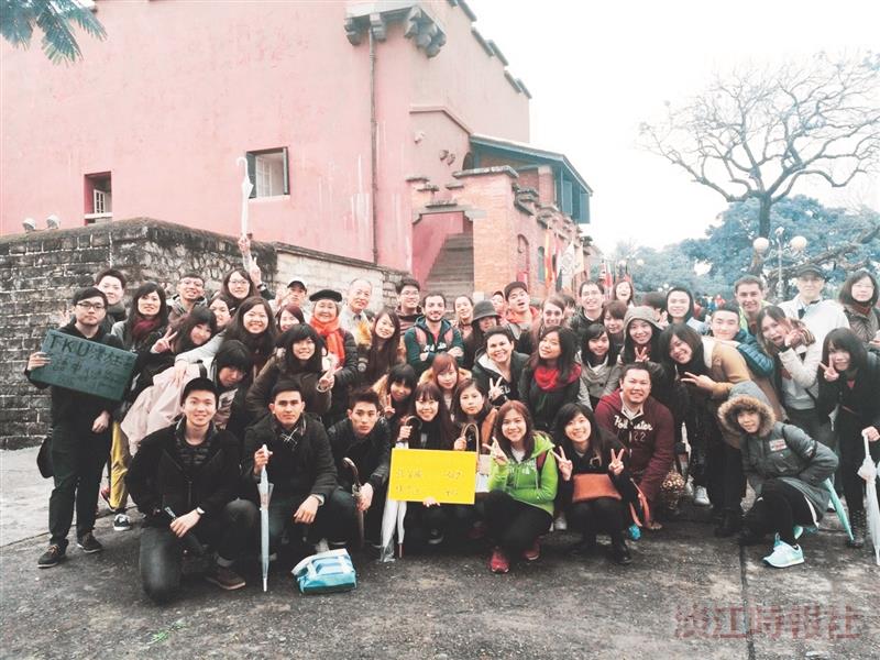 The Division of Continuing Education gave a tour of Tamsui Campus to 160 students of Chinese language