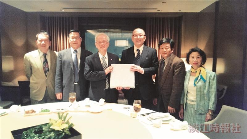 Director of the Department of Japanese is Honored by Japan