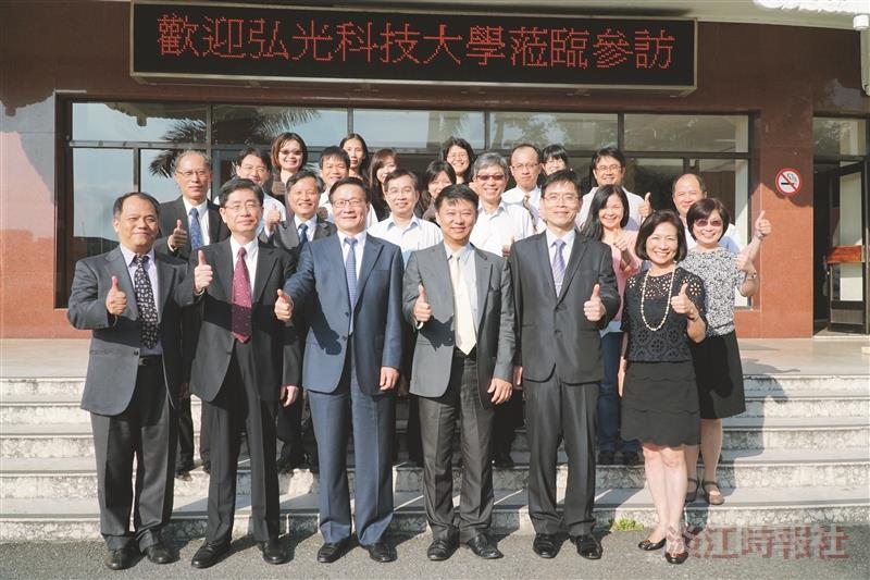 弘光科大2副校長率隊 取經國品獎