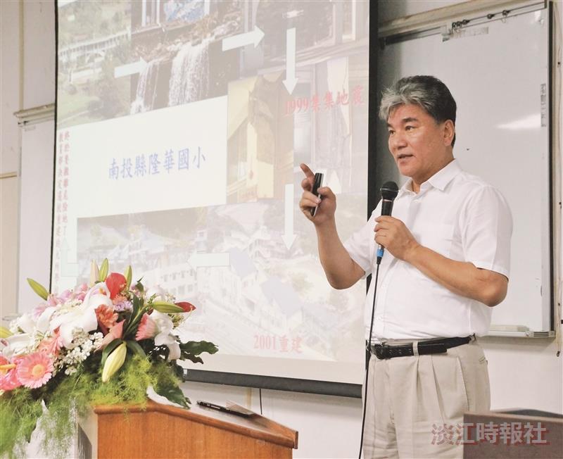 李鴻源與年輕人對話