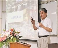 李鴻源與年輕人對話