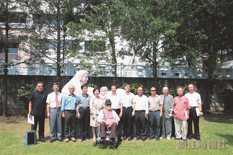 藝術家何鄂雕塑黃河母親 牧羊草坪新地標