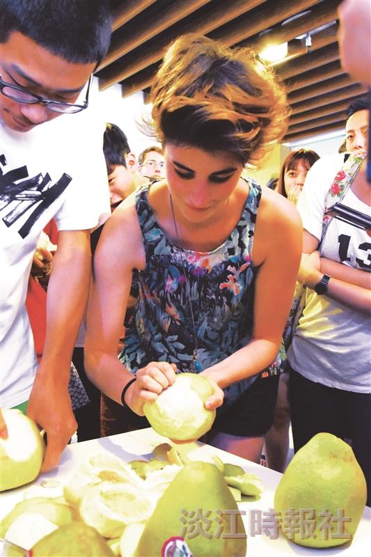 International Students Learn Taiwanese Culture