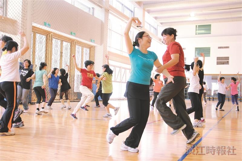 女聯會運動班開幕 韻律暖身