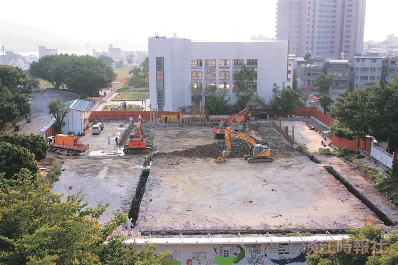 大型機具入校 注意安全 守謙國際會議中心施工中