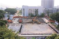 大型機具入校 注意安全 守謙國際會議中心施工中