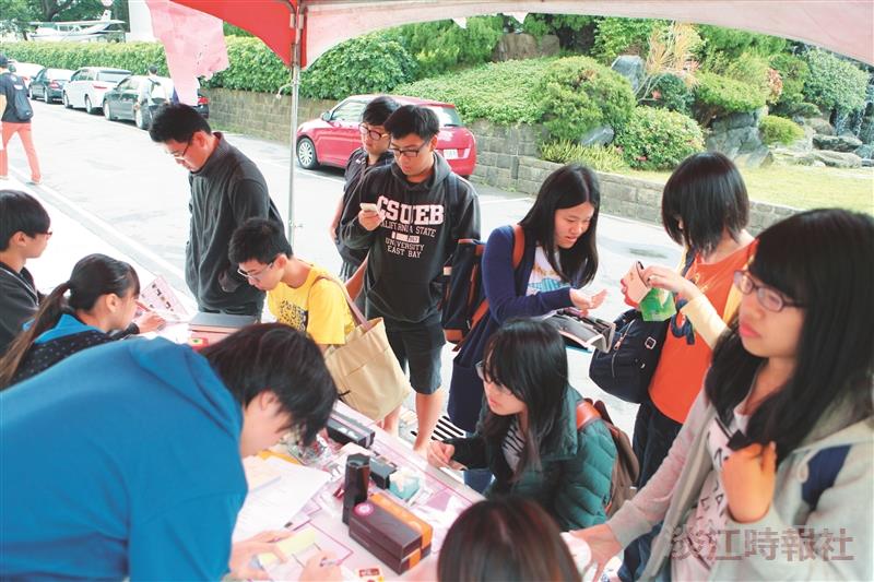 百校巧克力傳心意 濃情開跑
