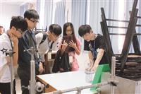 高中生來校 動手玩物理