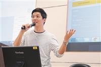 張瑋倫以手機做教學互動媒介