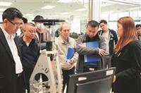 電機專題發表 機器人展創意