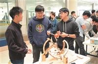 電機專題發表 機器人展創意