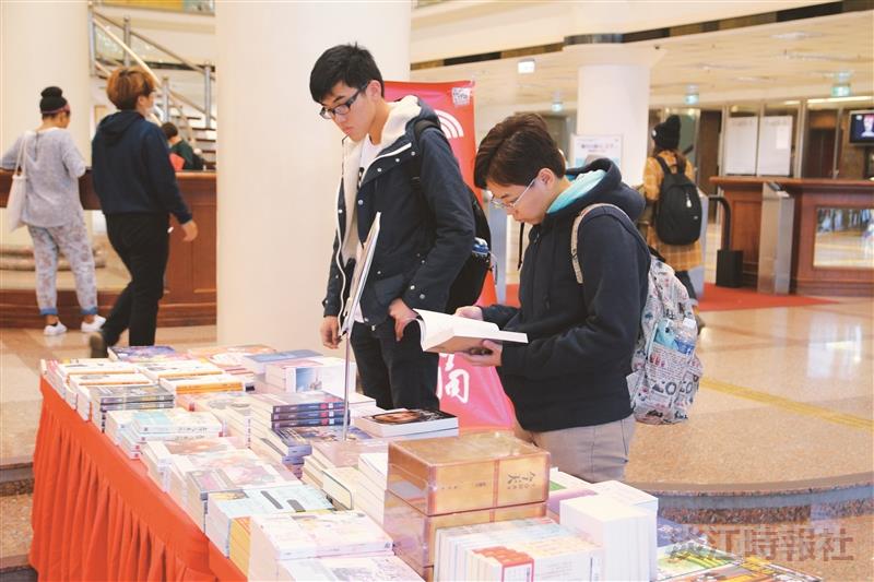 圖書館大廳書展搶購 英文各類書籍熱門