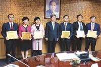 教長頒員工帶薪學習特優