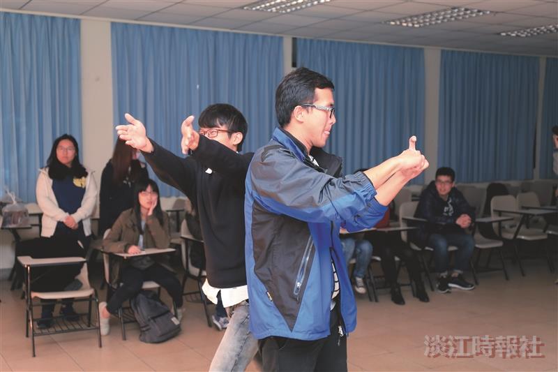國青團比手畫腳拚默契