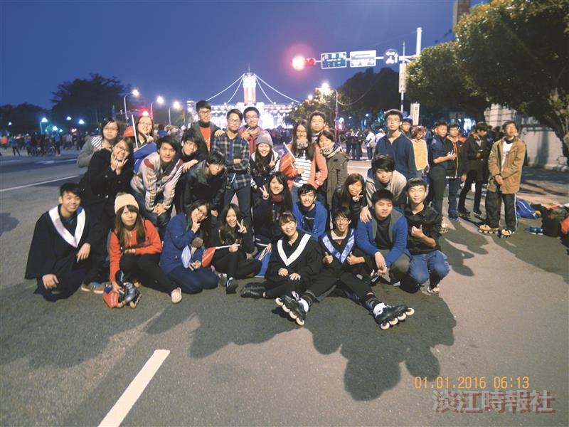 溜冰社元旦路溜總統府升旗