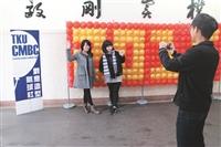 兩社團期末成果展創意 氣球社藝術牆抽獎樂