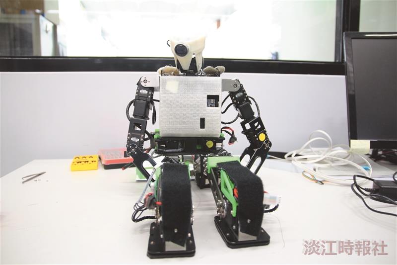 TKU第十代人型機器人亮相