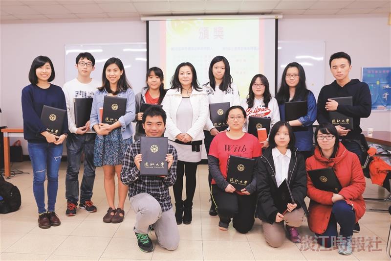 三德慈善基金會獎助12生 高千媛獅國飛來勉勵學生