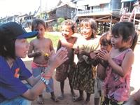 柬埔寨服務學習團於暑假期間前往柬埔寨開設中文和電腦的課程。圖為服務員與當地孩童互動情形(圖／課外組提供)