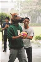 同學在球賽中全程帶著馬頭比賽，激勵隊友士氣。（圖／吳勁頤提供）