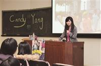 童星出身的楊小黎，與同學分享配音經驗，不少和她「一起長大」的同學慕名前來。（攝影／蔡昀儒）