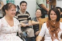 蓮娜瑪莉亞（左）和友人來訪淡江，與本校身障生進行交流，將自身的經驗與同學分享，散播強韌生命力及樂觀人生。（攝影／梁琮閔）