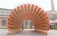 盧憲孚裝置藝術「奇木拱門」獲得「北京798藝術節最佳創意獎」（圖片／盧憲孚提供）