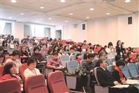 會計系IFRS研習會邀請臺北大學會計學系教授張仲岳演講，現場均專心聆聽，勤做筆記。（攝影／李鎮亞）