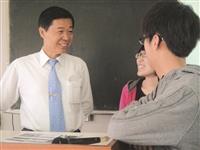 講座後，學生趨前向林慶隆（左一）請教審計工作相關問題，討論氣氛愉快。
