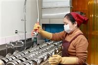 美食廣場的工作人員正在以機器清洗當天使用的環保餐具，既衛生又環保。（攝影／謝佩穎）