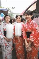 女同學身穿和服，在日文系系慶結束後，也來逛園遊會。