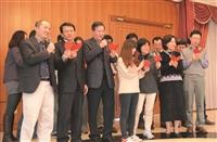 工學院院長何啟東（左二）與資工系教職員包括教務長葛煥昭（左三）、系主任郭經華（左一）等，為所有退休人員獻上歌曲，祝福他們往後的退休生活。（攝影／李鎮亞）