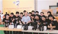 四度奪冠電機系教授翁慶昌帶領機器人團隊，勇奪「RoboSot中型足球機器人組」冠軍，以及第4度拿下「全能人形機器人競賽」冠軍！（圖／電機系提供）