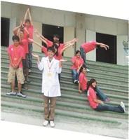 行動化學館第26站中正高中，化學四朱耿慶與志工們擺出「IYC」字樣。