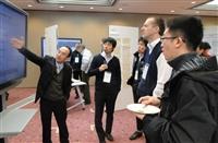 資管系助理教授戴敏育（上圖左一）帶領淡江資管團隊 （右圖）參加日本NTCIR國際資訊檢索評估競賽表現優異。（圖／杜駿提供）