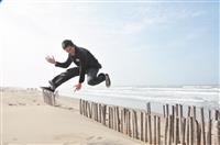 海外華裔青年觀摩團的學員，在七股潟湖，見到美麗的海岸，高興的跳起來。（圖／成教部提供）