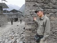 建築系系友謝英俊身著工作服，在四川羌族村落建造房舍。（圖／謝英俊提供）