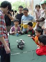 成人教育部應邀參加101年4月4日兒童節在臺北市立動物園，參加「2012臺北兒童月系列活動-童來瘋闖關遊戲活動」。
