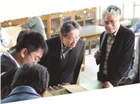 本校理學院院長王伯昌（右一）、國科會自然處處長廖文峰（右二），一同觀看學生實驗作品。