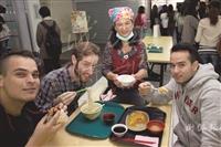 總務處舉辦「校慶臺灣米食節」，聯合全校商家推出特色米食，連外國學生也瘋狂。