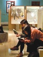 同 學 參 觀 「 為 愛 尋 根 」 展 覽 ， 還 可 坐 在 主 辦 單 位 精 心 布 置 的 座 椅 上 ， 閱 讀 有 關 兩 性 關 係 的 書 籍 。 （ 攝 影 \黃 文 政 ）
