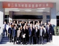 校 長 張 紘 炬 （ 前 排 右 二 ） 帶 領 數 學 系 八 位 老 師 ， 前 往 大 陸 北 京 大 學 參 與 「 第 二 屆 兩 岸 數 學 研 討 會 」 ， 與 其 他 與 會 者 合 影 留 念 。 （ 圖 \校 長 室 提 供 ）