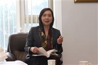 《歲月的孩子：366個故事》外語學院院長陳小雀、美洲所副教授王秀琦