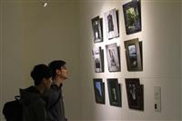 大傳系暗房一年一度的「顯影季」攝影展在黑天鵝展示廳展出16位同學的作品。（攝影／林玟希）