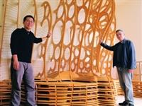 建築系副教授陳珍誠（右）、土木系建築組博四陳宏銘 （左）與Form-Z全球聯合學習計畫數位製造類首獎作品「樓梯間的休憩裝置」合影。（圖�劉瀚之）